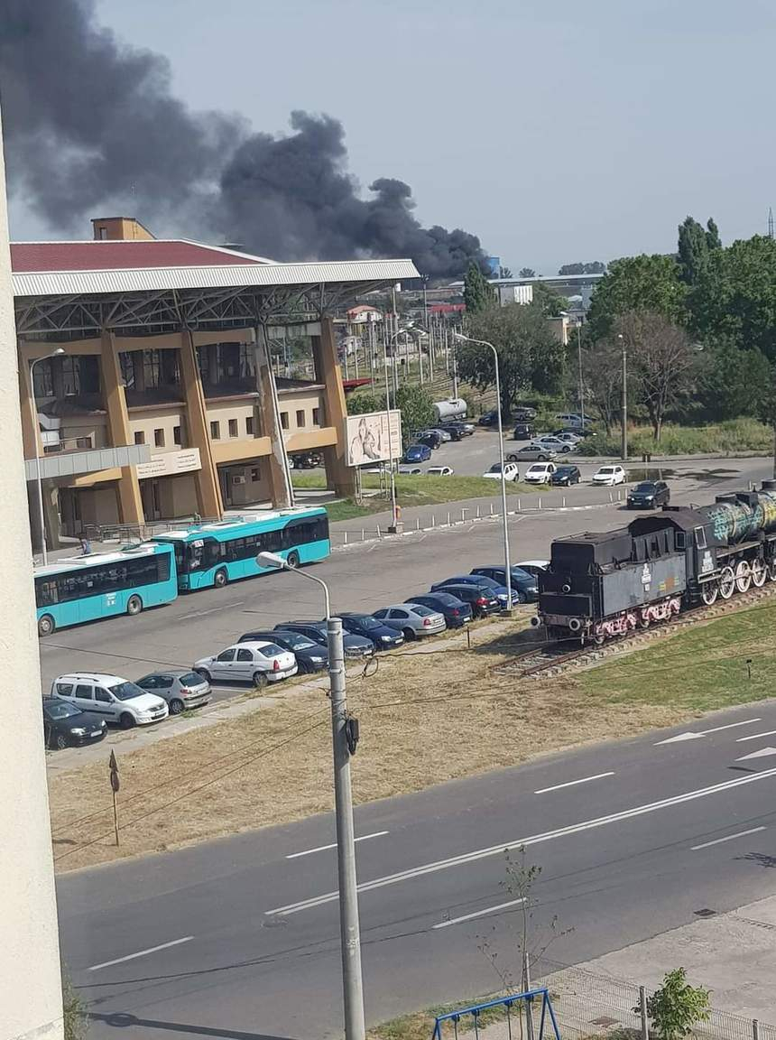 Galaţi: Puternic incendiu la o hală industrială din zona portului / Ard trei cuve metalice pline cu mase plastice / Degajări mari de fum