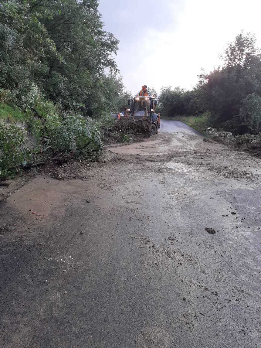 Braşov: Trafic îngreunat pe DN 73F, la Moieciu de Sus, şi pe DN 73, la Fundata, după ce pe şosea au ajuns copaci şi aluviuni, în urma ploilor torenţiale – VIDEO