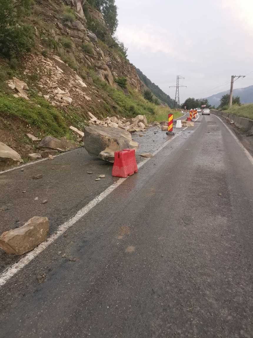 Trafic îngreunat pe DN 10, în judeţul Buzău, din cauza căderilor de pietre de pe versanţi