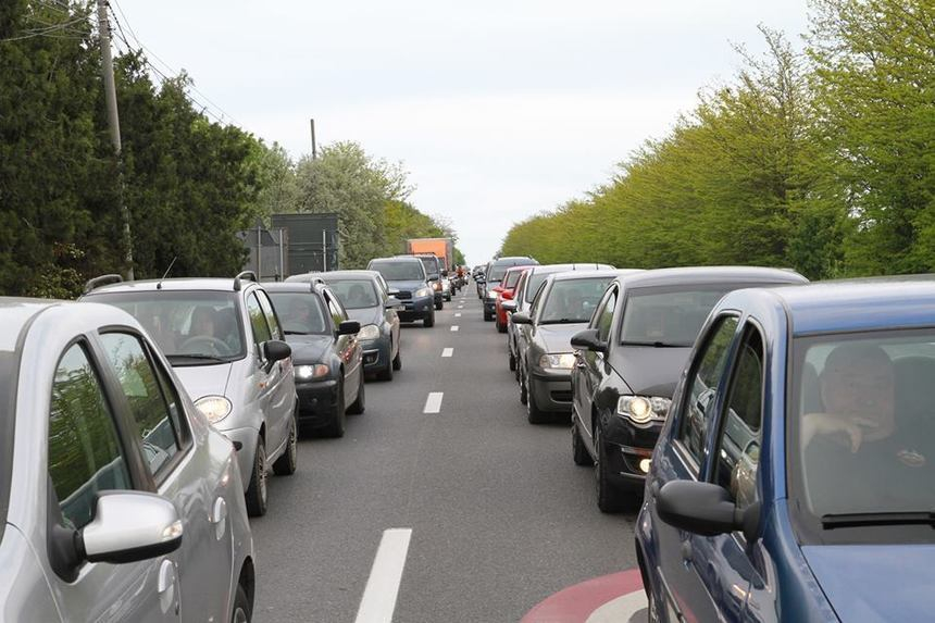 Trafic intens pe DN 1 între Posada şi Comarnic, pe sensul spre Bucureşti, dar şi în zona staţiunilor Azuga, Buşteni şi Sinaia