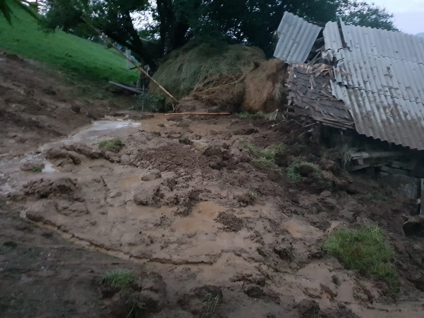 Mai multe zone din judeţul Braşov, afectate din cauza ploilor torenţiale din ultima perioadă – FOTO