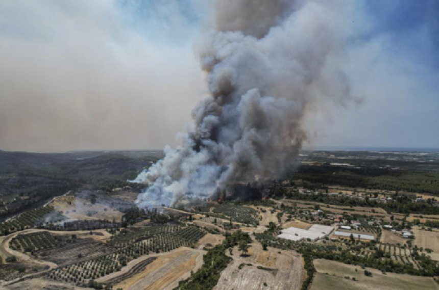 Turişti cuprinşi de panică, evacuaţi cu barca din apropierea unor incendii de pădure în Turcia; Guvernul urmează să suporte chiria persoanelor afectate de incendii şi să le reconstruiască locuinţele arse, anunţă Erdogan într-o vizită în zona sinistrată