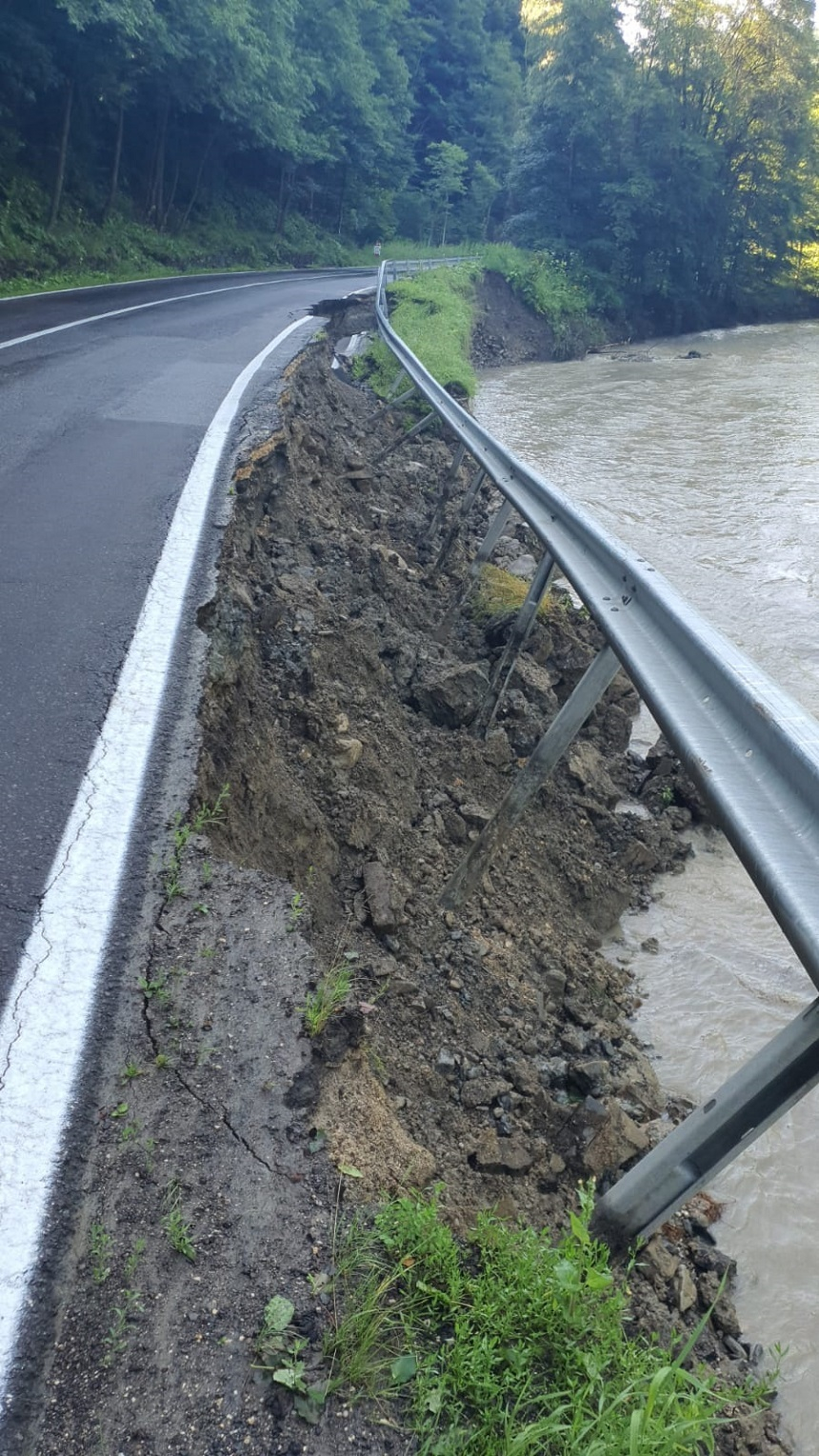 Braşov: DN 1 A, afectat de o alunecare de teren – FOTO