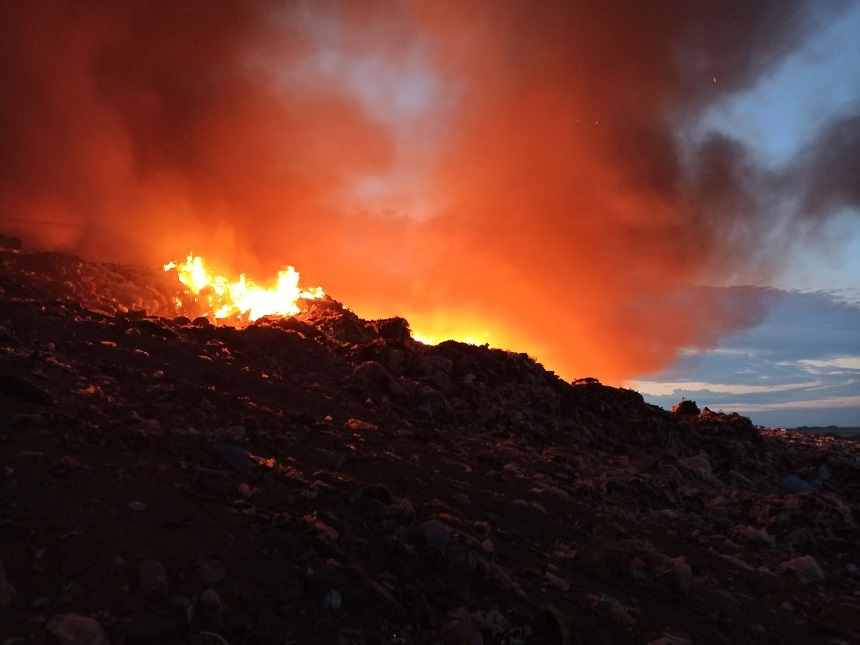 Arad – Incendiul izbucnit la groapa de gunoi a oraşului a fost localizat, însă focul continuă să ardă, pe o suprafaţă de aproximativ 300-400 de metri – FOTO, VIDEO