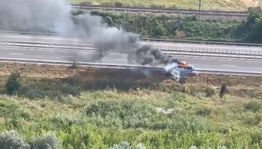 Circulaţie îngreunată pe sensul către Bucureşti al A2, în apropiere de Feteşti, din cauza unui incendiu izbucnit la un autoturism aflat pe banda de urgenţă/ Valorile de trafic sunt ridicate – VIDEO