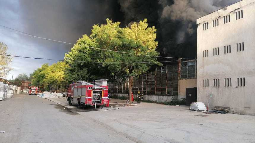 Incendiu la o hală de producţie a polistirenului, în Dâmboviţa/ A fost emis mesaj Ro-Alert, din cauza degajărilor mari de fum – FOTO