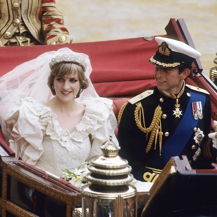 O felie din tortul de la nunta prinţului Charles cu Diana veche de 40 de ani, scoasă la licitaţie – FOTO