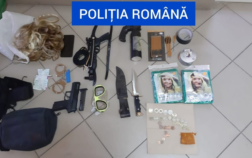 Dolj: Un bărbat de 50 de ani a fost reţinut după ce i-a ameninţat cu un pistol pe clienţii dintr-un bar. Poliţiştii au mai găsit la el, printre altele, o arbaletă, un cuţit şi recipiente cu substanţe chimice – FOTO, VIDEO