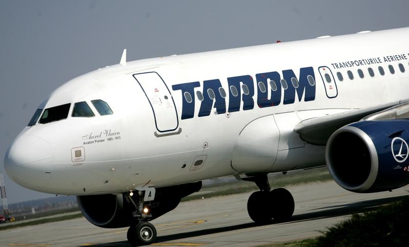 Copilotul unei curse TAROM de la Amsterdam s-a simţit rău cu puţin timp înainte de aterizarea la Bucureşti / Echipajul a aplicat protocolul în astfel de situaţii, iar aeronava cu 76 de pasageri a aterizat în siguranţă / Bărbatul, transportat la spital