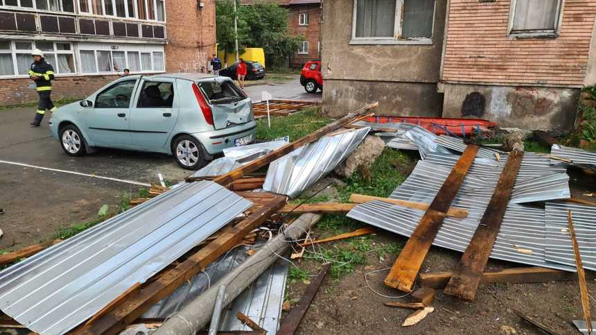 Furtună în Valea Jiului – Vijelia a doborât un acoperiş de pe un bloc de locuinţe şi a rupt un stâlp de electricitate / Mai multe balcoane au fost avariate