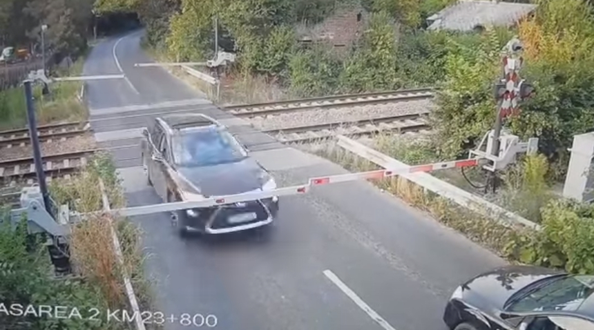 Şofer filmat în timp ce rupe barierele lăsate, la o trecere la nivel cu calea ferată. CFR: O astfel de inconştienţă pune în pericol nu doar vieţile conducătorilor auto, ci şi vieţile a mii de oameni care călătoresc cu trenul – VIDEO