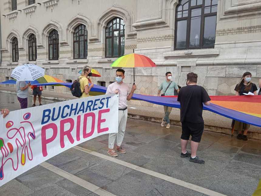 Protest al comunităţii LGBT la Primăria Capitalei, după ce instituţia a refuzat să autorizeze marşul Bucharest Pride pe Calea Victoriei/ PMB: Comisia de avizare a adunărilor publice a oferit mai multe opţiuni Asociaţiei ACCEPT pentru organizarea marşului