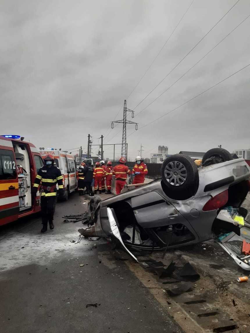 Argeş: O maşină a intrat în parapet, la ieşirea de pe A 1 spre Bascov; trei copii şi o femeie, transportaţi la spital