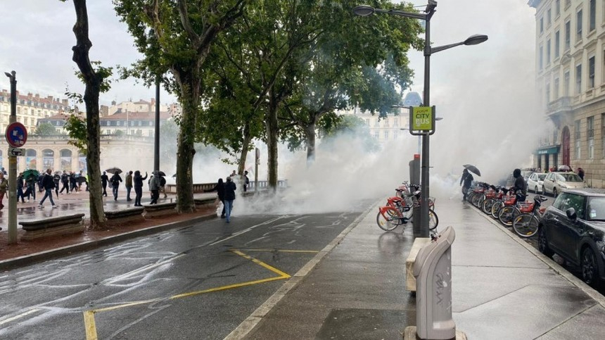 Franţa: Al patrulea weekend consecutiv de manifestaţii împotriva permisului de sănătate / Şapte manifestanţi, reţinuţi la Lyon