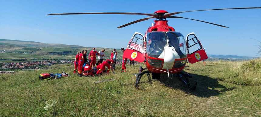 Cluj: ISU a intervenit pentru a salva viaţa unui paraşutist în localitatea Dezmir. Tânărul de 23 de ani era conştient şi cooperant – FOTO