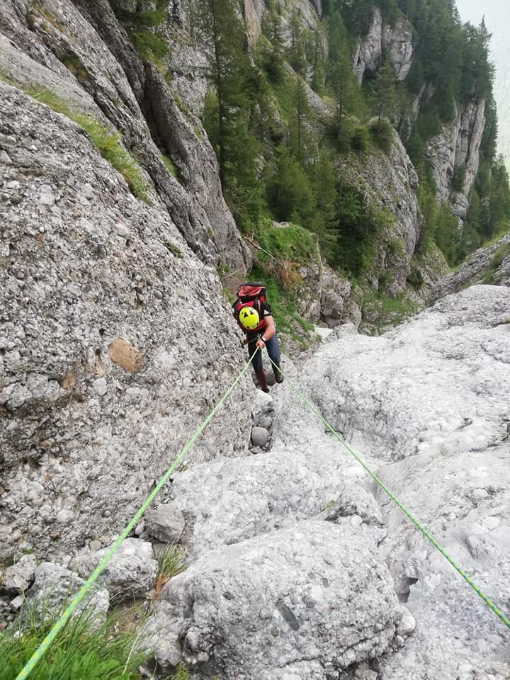 Acţiune a Salvamont Buşteni pentru recuperarea a trei tineri dintr-o zonă accidentată, în Masivul Bucegi