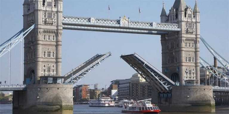 Tower Bridge din Londra a rămas blocat 12 ore cu cele două braţe ridicate