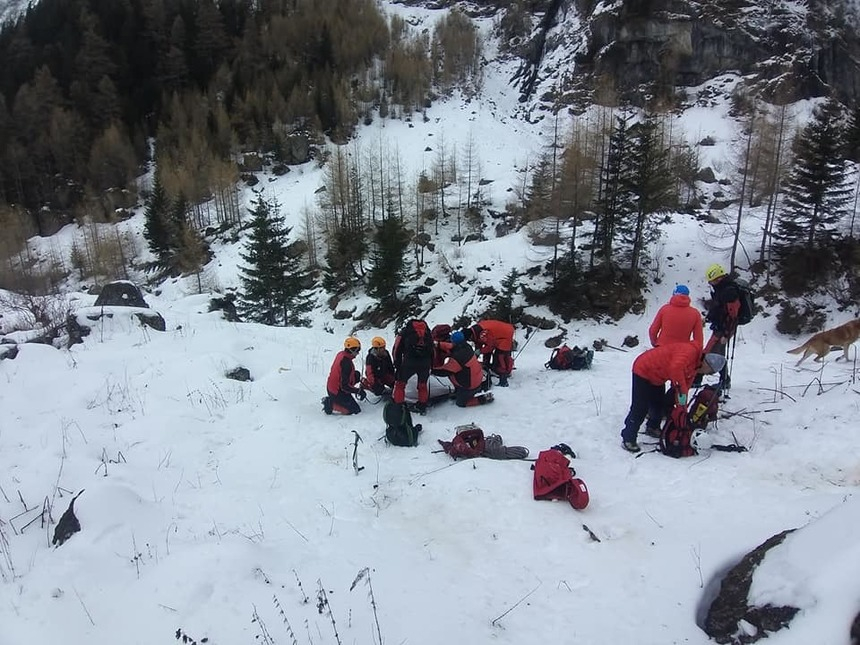 Trupul bărbatului care a murit în Munţii Bucegi în încercarea de a o salva pe tânăra cu care se afla, coborât din munte