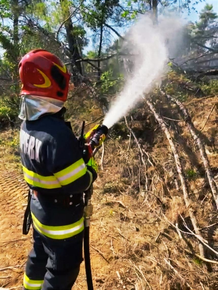 Mesaje ale pompierilor care intervin pentru stingerea incendiilor din Grecia, postate pe Facebook de ISU Buzău: Când ne întorceam de la intervenţie, murdari şi obosiţi, am fost aşteptaţi de un grup de localnici pentru a ne aplauda şi mulţumi – FOTO