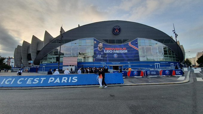 Zeci de fani s-au strâns deja la Parc des Princes pentru Messi. Prezentarea argentinianului are loc la ora 12.00