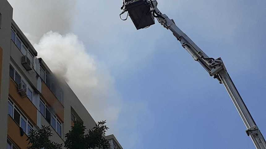 Bucureşti: Incendiu de proporţii la un bloc de pe Calea Rahovei / Pompierii intervin cu 10 autospeciale