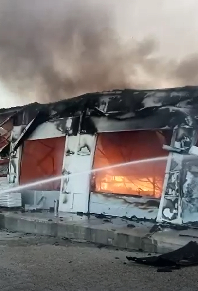 Incendiu la un depozit de produse alimentare din Cluj-Napoca/ Pompierii intervin cu mai multe autospeciale – VIDEO