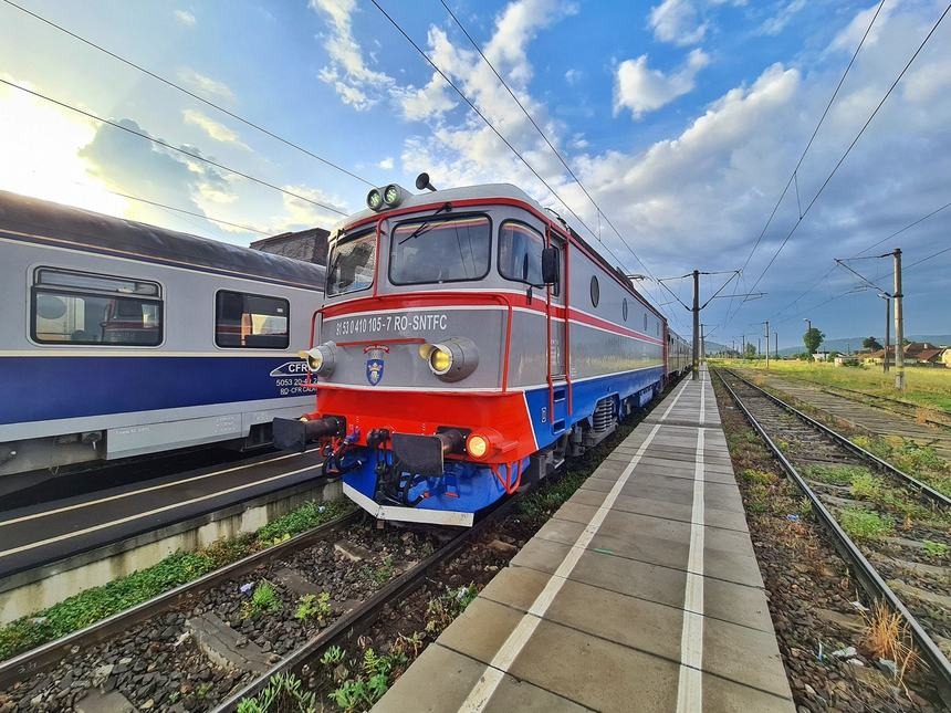 Traficul feroviar, blocat pe Magistrala 400, în judeţul Harghita, după ce un tren Regio a lovit un autoturism/ Un bărbat a fost transportat la spital