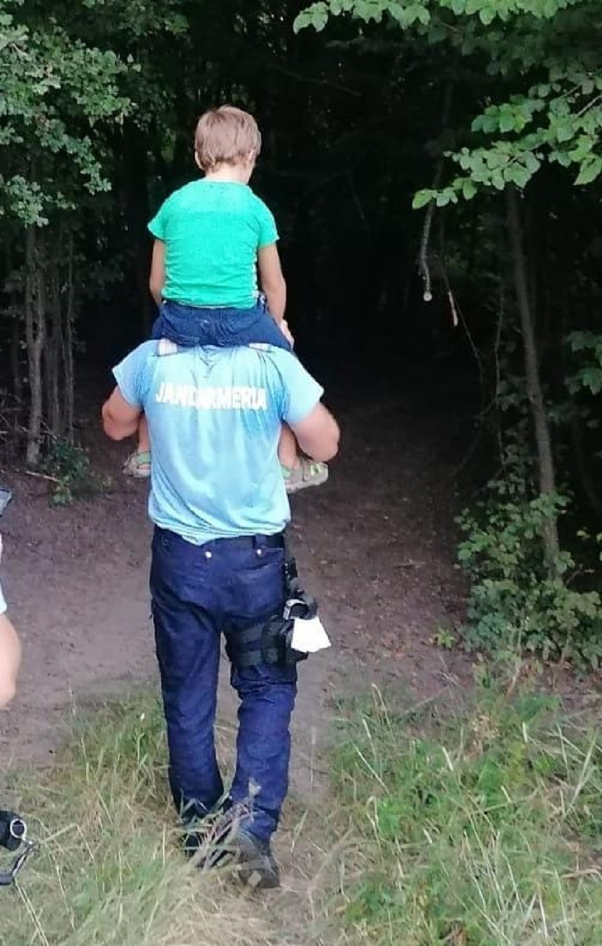 Buzău – Familie cu copii mici salvată de jandarmi după ce s-a rătăcit în pădure, în zona Ciolanu – FOTO