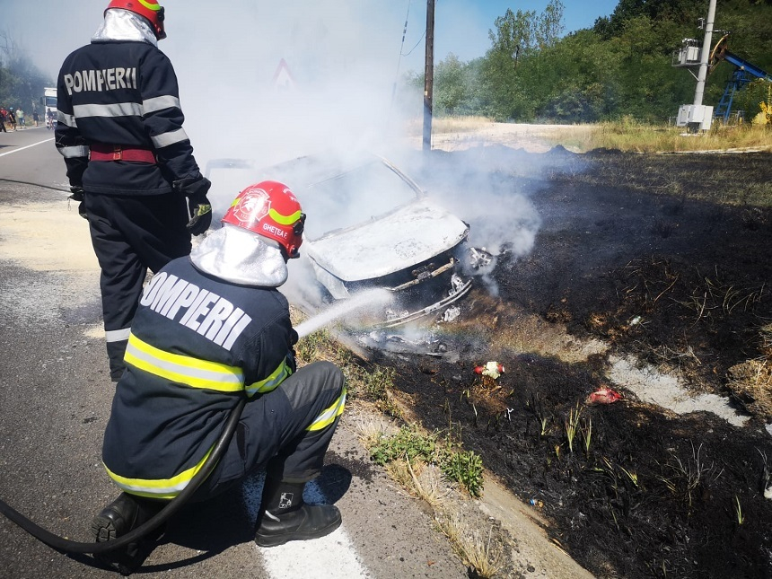 Autoturism distrus într-un incendiu, în urma unui accident rutier produs pe DN 7 – FOTO, VIDEO