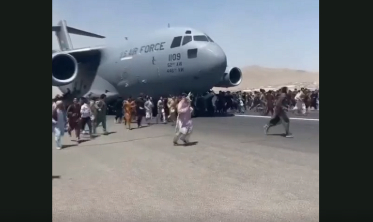 Afganistan – Resturi umane, găsite în pasajul roţii unui avion american. Un zbor german a preluat doar şapte persoane, din cauza haosului de pe aeroportul din Kabul