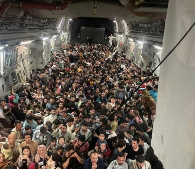 Imagine dramatică dintr-un avion american – Peste 600 de persoane, disperate să plece din Kabul