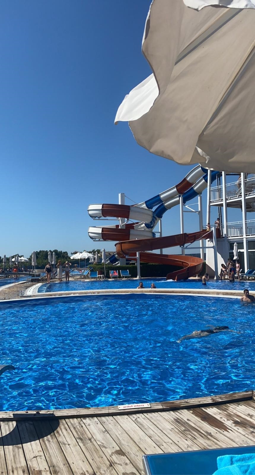 Două piscine ale unei unităţi de cazare din Murighiol au fost închise de inspectorii ANPC din cauza mai multor nereguli, printre care şi prezenţa bacilului piocianic. Unitatea a fost amendată cu 35.000 de lei – FOTO