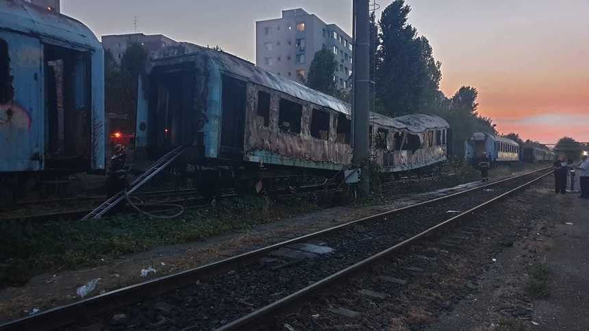 Incendiu la vagoane de tren dezafectate, în zona Calea Giuleşti din Capitală/ Pompierii intervin cu şase autospeciale – FOTO, VIDEO