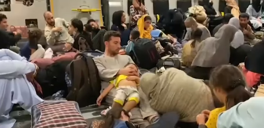 Evacuările continuă pe aeroportul din Kabul – Armata americană a evacuat mai mult de 3.200 de persoane. Marea Britanie a readus în ţară 306 britanici şi 2.052 de afgani. Austria şi România au semnalat dificultăţi pe aeroport pentru cetăţenii lor şi afgani