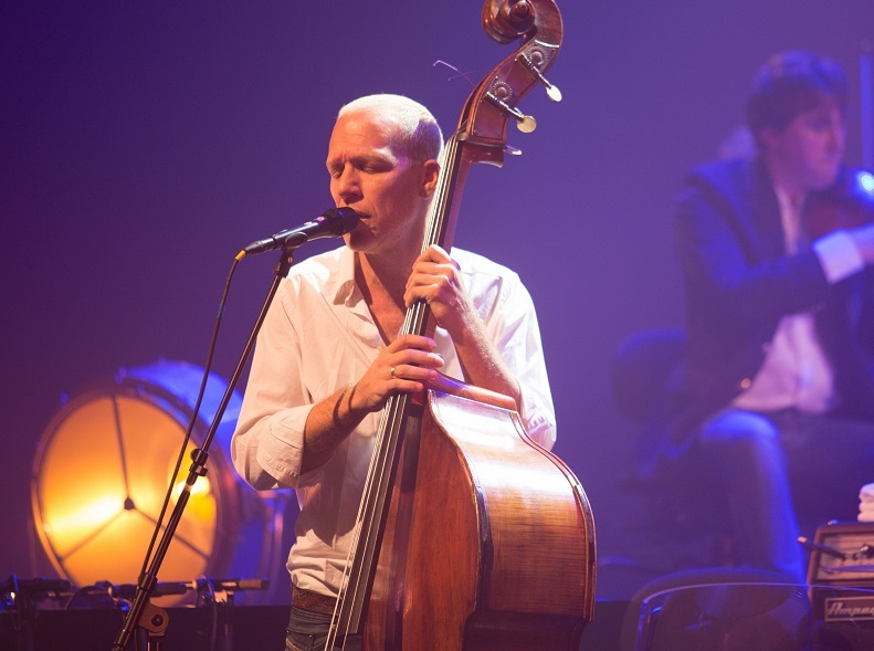 Muzica Secolului XXI la Festivalul „Enescu” 2021 – Compozitorul şi vocalistul Avishai Cohen, alături de renumitul dirijor John Axelrod