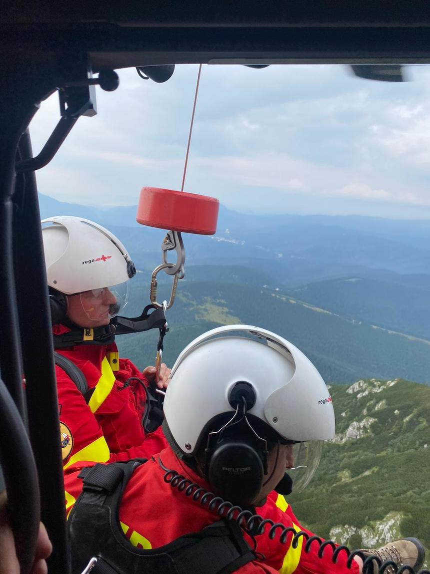 Trei turişti rămaşi blocaţi pe un traseu extrem de dificil din Bucegi, recuperaţi cu ajutorul unui elicopter – VIDEO