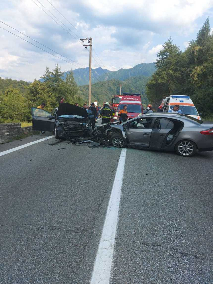 Vâlcea: Patru persoane, între care un copil de trei ani, rănite după ce două autoturisme s-au ciocnit frontal, pe DN 7/ Traficul este blocat – FOTO, VIDEO