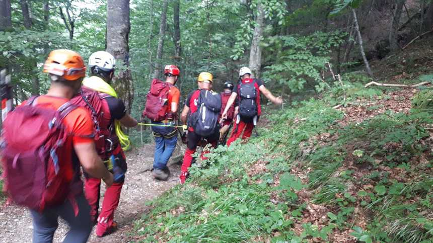 Prahova: Acţiune dificilă de coborâre a unui turist care s-a accidentat pe munte. Bărbatul a fost coborât cu targa, după patru ore – VIDEO