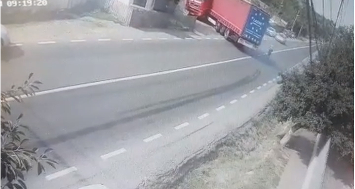 Galaţi – Şoferul unui TIR a ruşit să evite în ultimul moment un pieton, o femeie de 90 de ani, care a sărit în faţa autovehiculului – VIDEO, FOTO