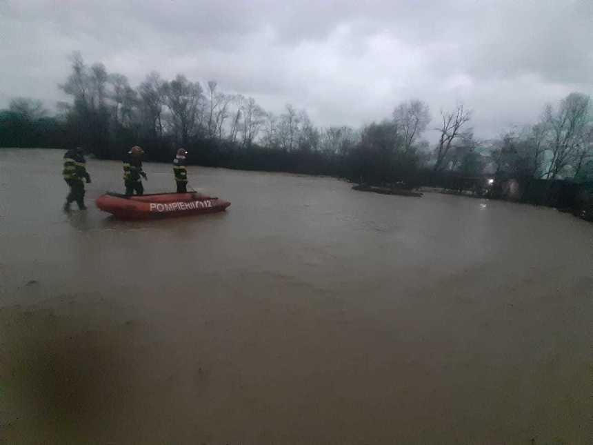 Inundaţii şi copaci doborâţi de vânt, în 22 de localităţi din judeţele Gorj, Hunedoara, Mehedinți, Prahova și Vâlcea – FOTO