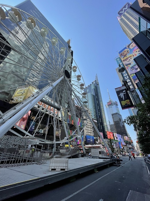 Times Square din New York găzduieşte o nouă atracţie: „Ferris Wheel” – VIDEO