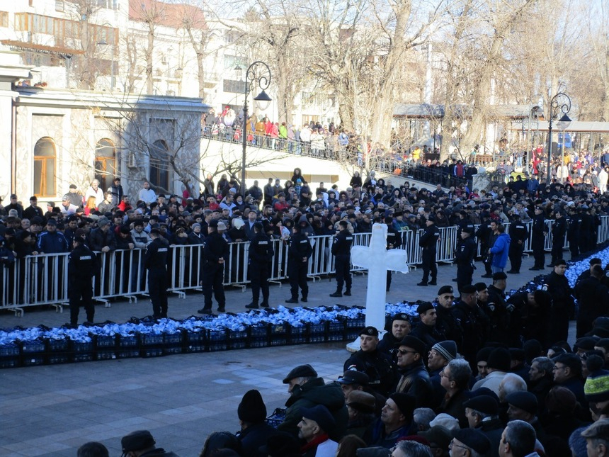 Constanţa: Jandarmeria anunţă că la slujba de Bobotează pot participa 3.000 de persoane, cu respectarea măsurilor de distanţare. Arhiepiscopul Tomisului estima o prezenţă de 10.000 de persoane