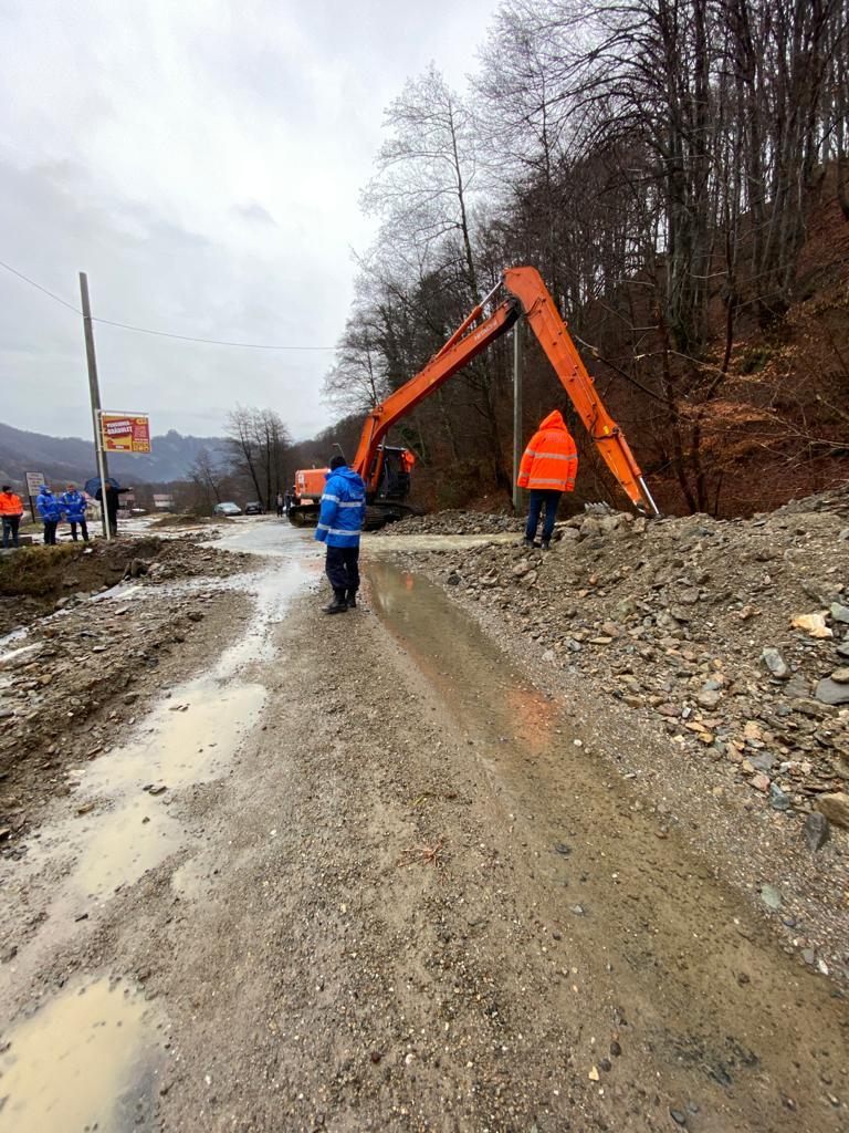 Vâlcea: Intervenţii ale pompierilor în cinci localităţi afectate de inundaţii/ În oraşul Brezoi, apa adunată în gospodării ajunge la un metru – VIDEO