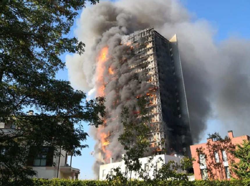 Un bloc de 20 de etaje din Milano, devstat de un incendiu