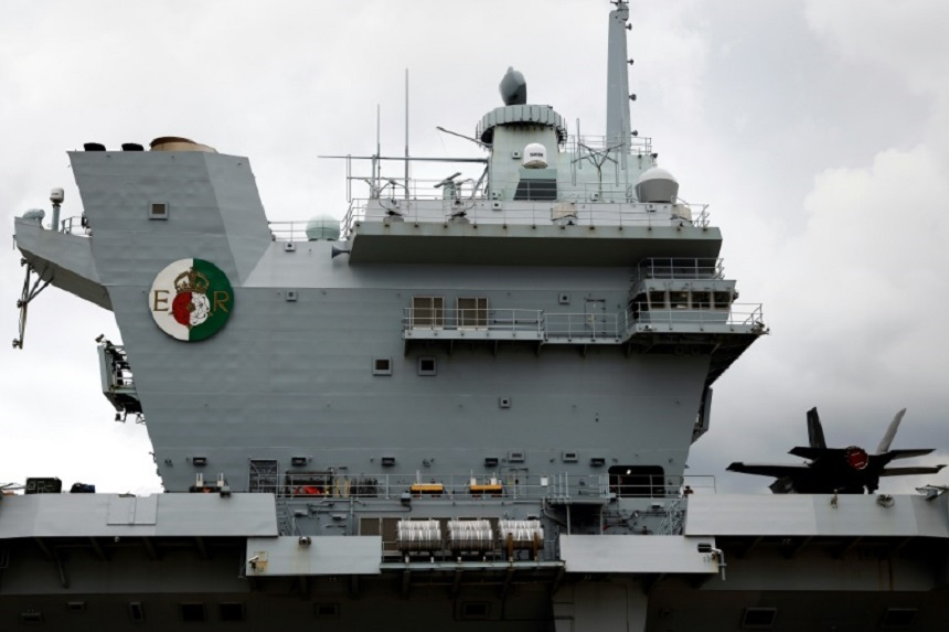 Marea Britanie a prezentat Japoniei portavionul HMS Queen Elizabeth, la o bază navală de lângă Tokyo, marcând începutul unei prezenţe militare permanente în regiune