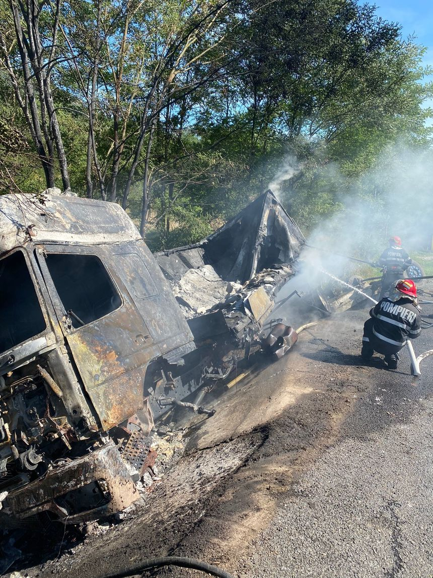 Hunedoara: Un TIR a ieşit de pe şosea, a rupt un cap de pod şi a ajuns într-un şanţ, după care a luat foc/ Şoferul a rămas încarcerat, fiind găsit carbonizat