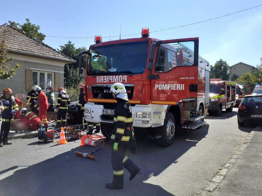 Cluj: Accident între o maşină şi o motocicletă / După impact, maşina a continuat să meargă şi a acroşat trei pietoni, dintre care unul a murit