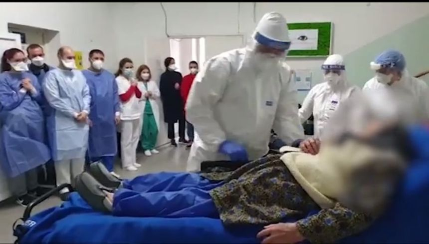 O femeie de 95 de ani a fost externată de la Spitalul de Boli Infecţioase Timişoara, după ce s-a vindecat de COVID-19/ Este cel mai vârstnic pacient tratat în unitatea medicală – VIDEO