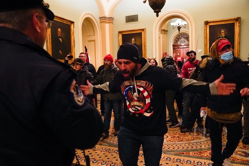 SUA – Protestatarii au pătruns în Capitoliu. Trump le-a cerut demonstranţilor să fie paşnici. Mike Pence a fost evacuat din Capitoliu