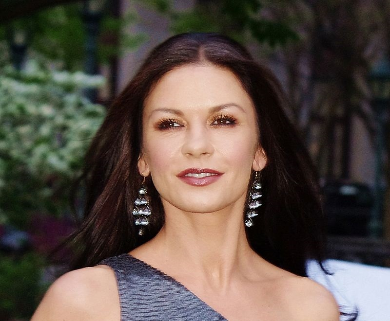 Catherine Zeta-Jones, „nerăbdătoare” să joace rolul Morticia Addams în serialul filmat de Tim Burton în România